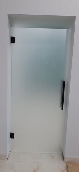 Скляні двері в душову кімнату