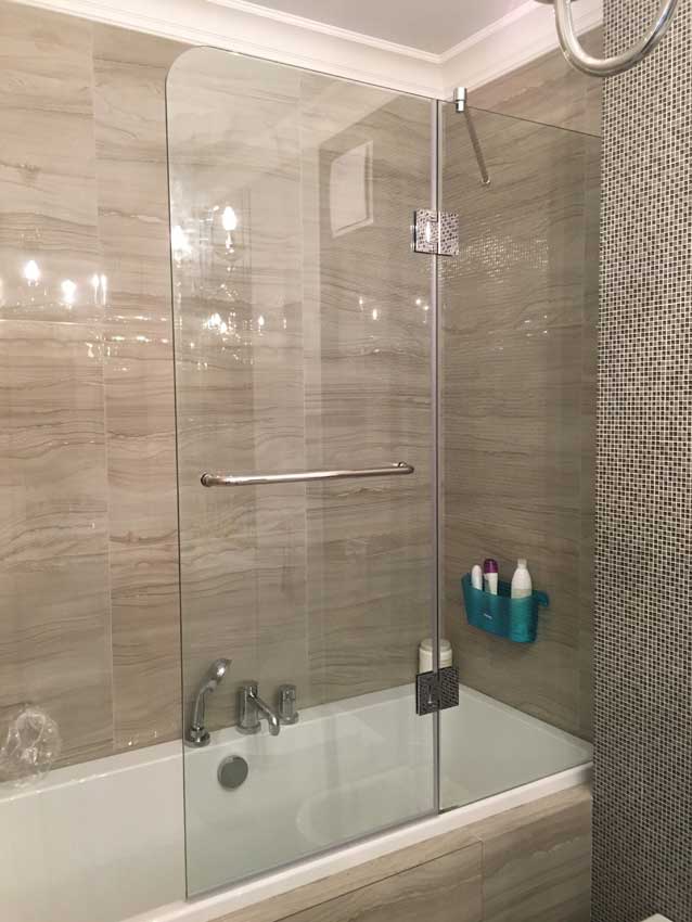 Перегородка на ванную с полотенцедержателем
