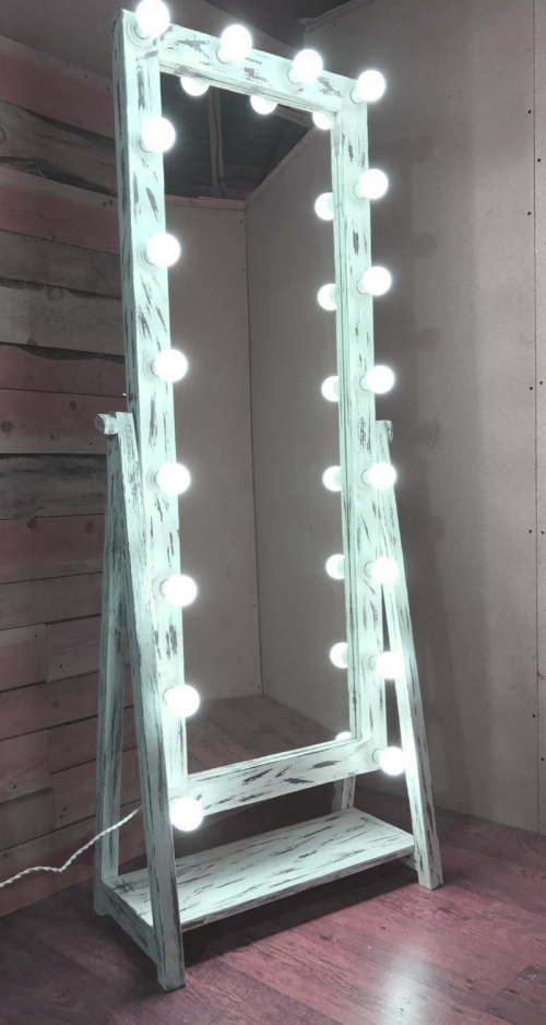 Зеркало с подсветкой из ламп Фото